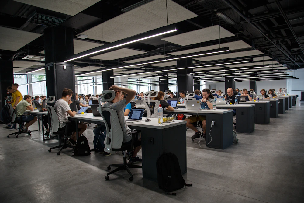 Sala de servidores vista em perspectiva, com racks organizados
